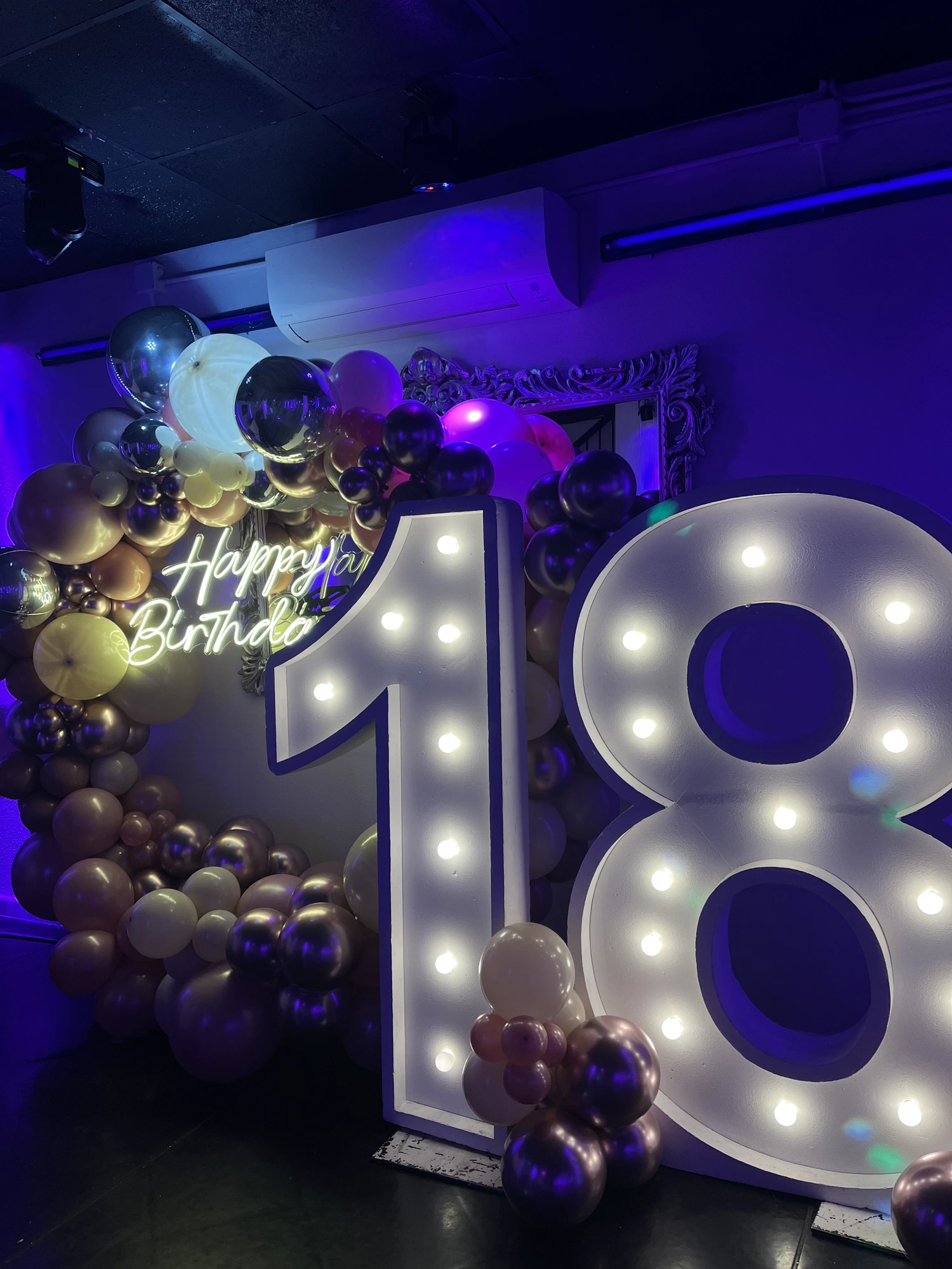 Allestimento con balloon design e numero 18 luminoso per un diciottesimo