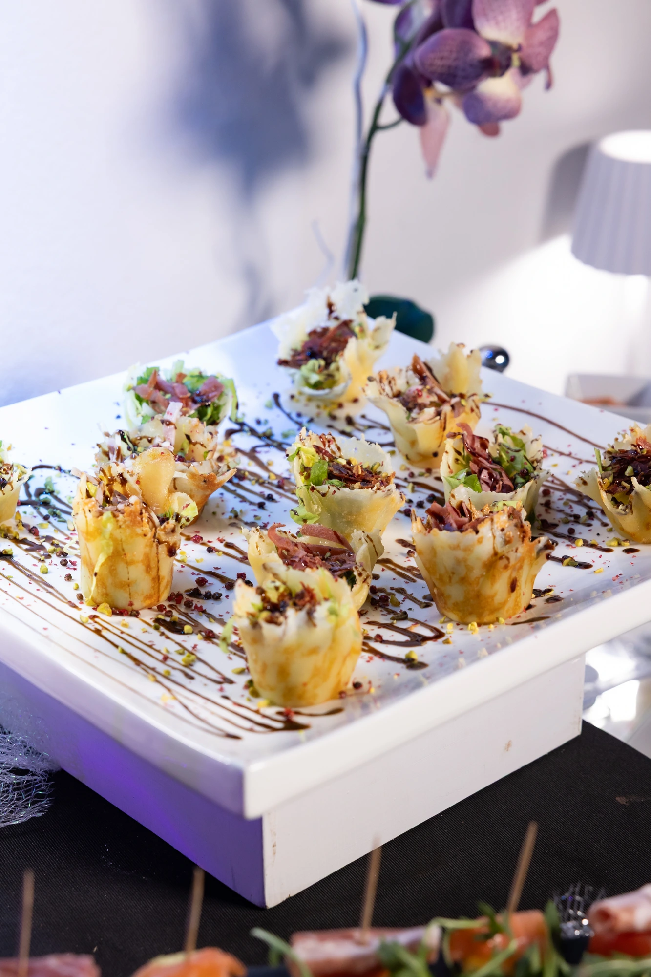 Finger food del nostro catering: cestini croccanti con condimenti freschi