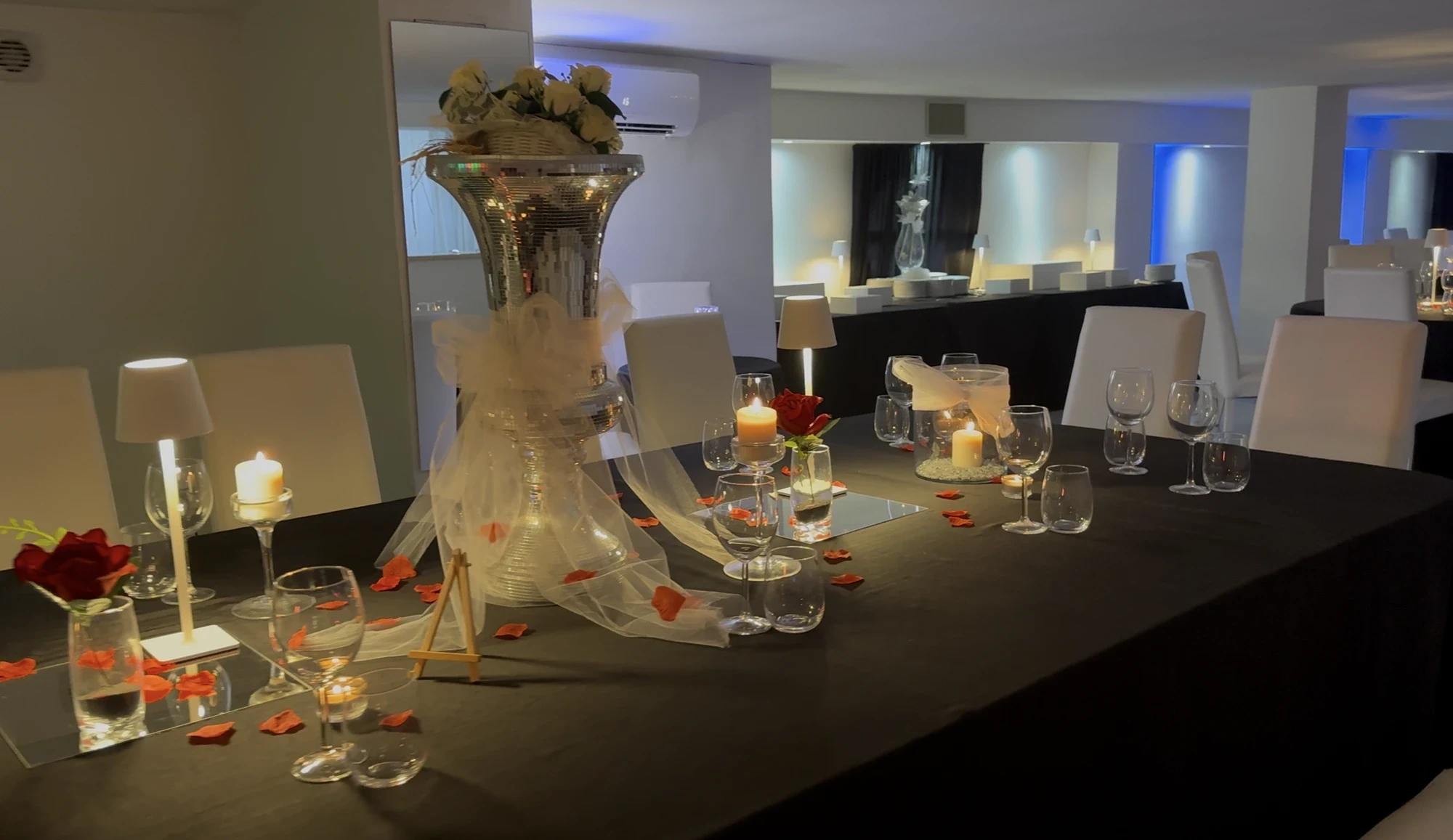 La sala cena del Club con tavoli eleganti e sedie bianche